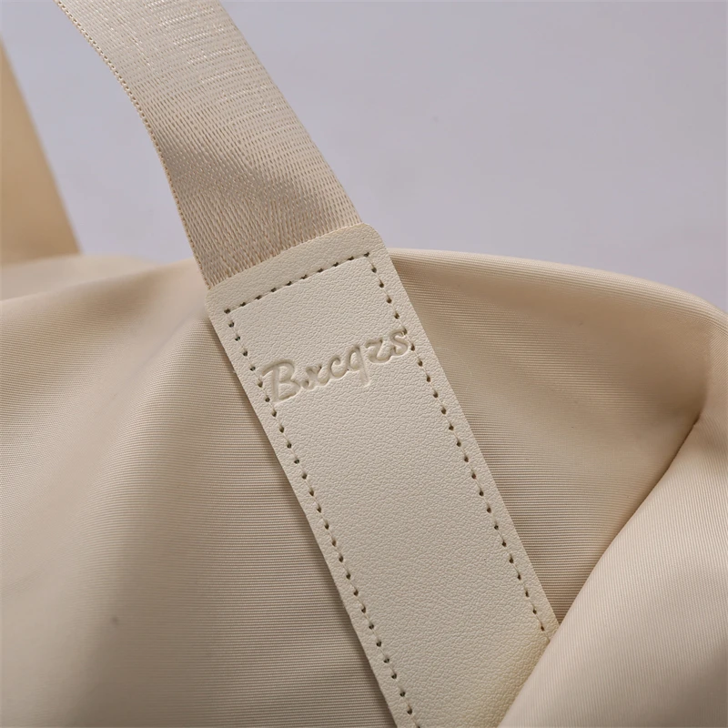 PAULEEN | WOMEN’S WATER-RESISTANT OXFORD GYM BAG