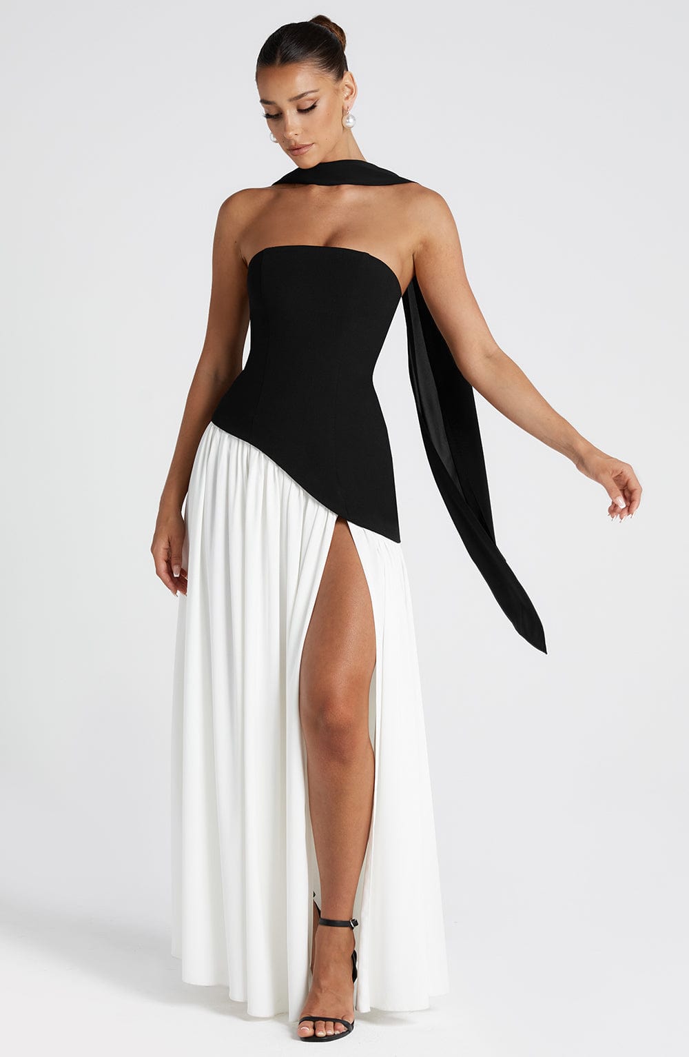 WENDY | ELEGANT BACKLESS PLEATED MAXI DRESS