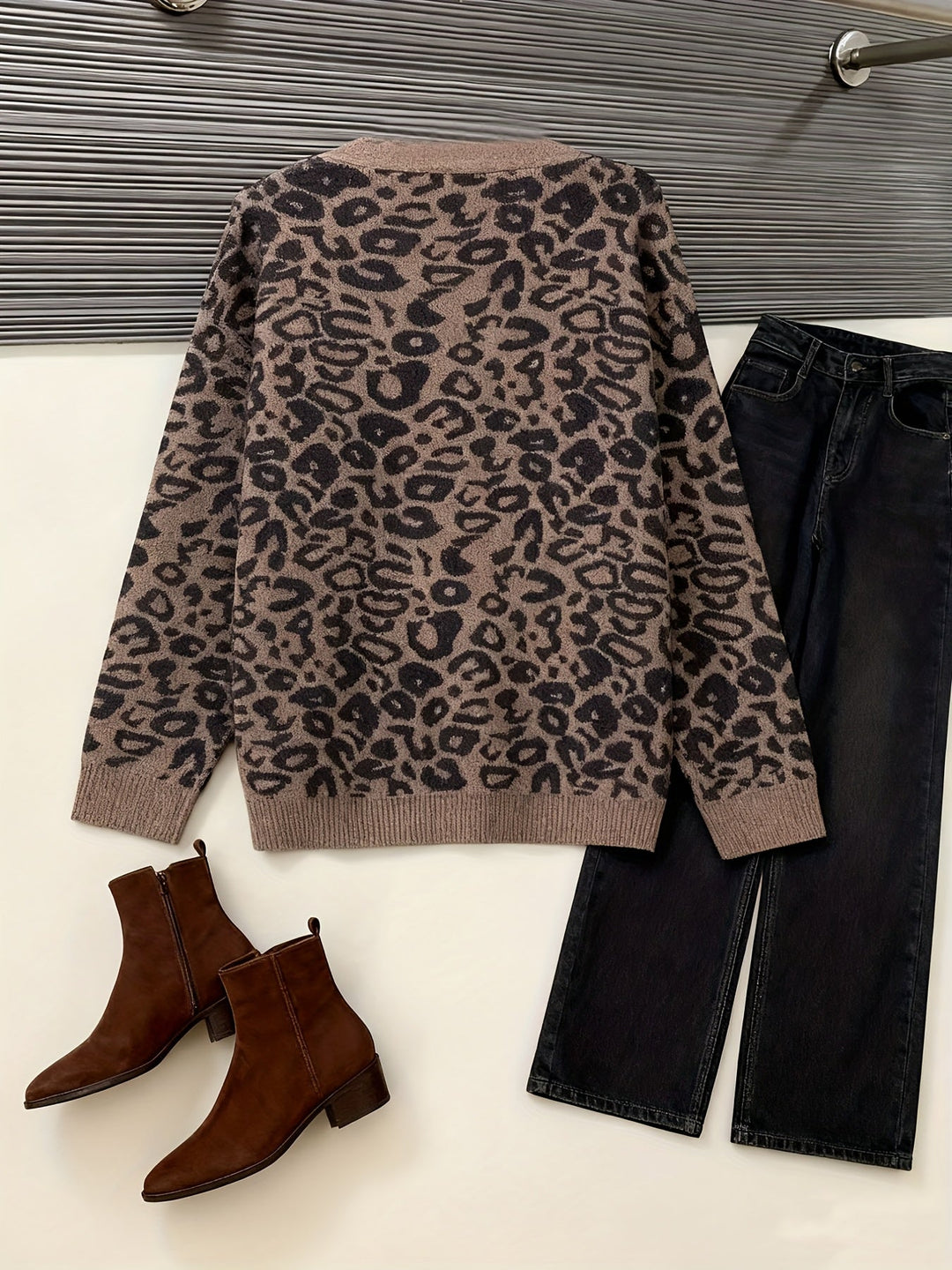 GEMMA | WOMEN’S V-NECK BUTTONED SWEATER