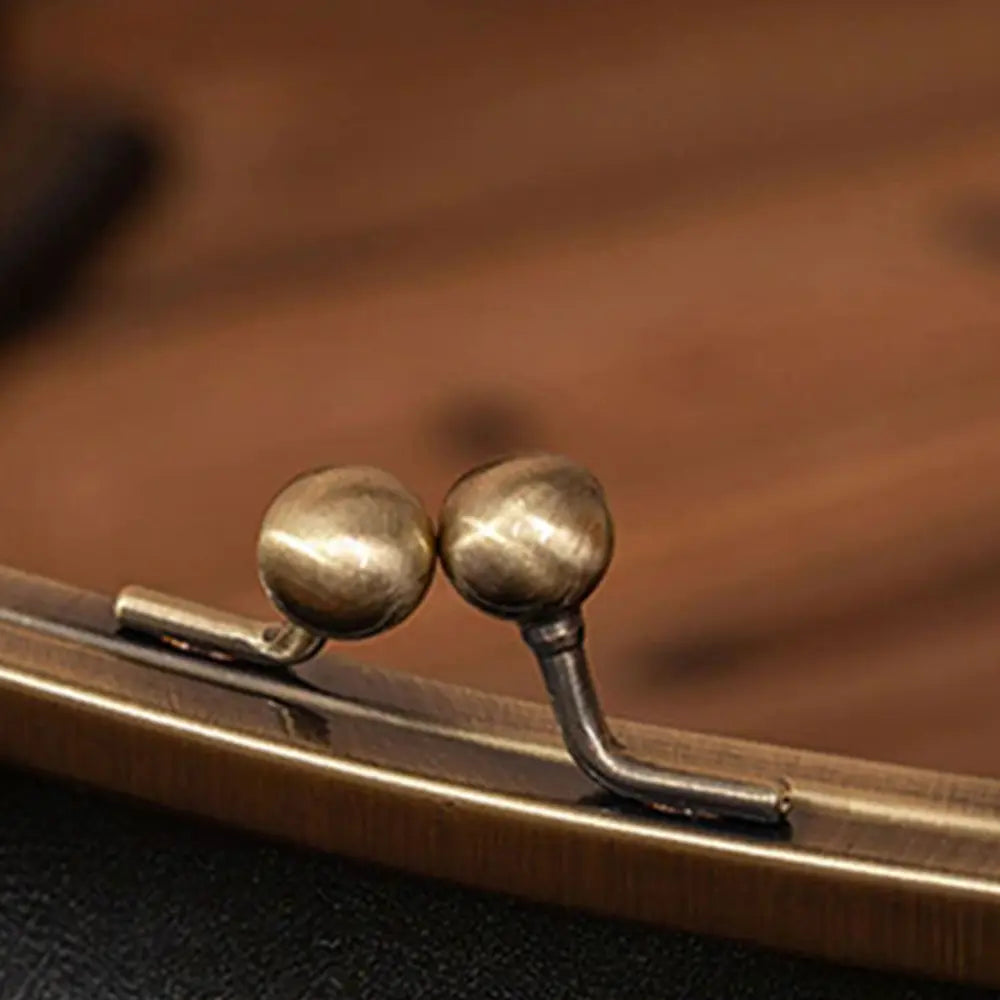 ATHISA | VINTAGE-INSPIRED LEATHER CROSSBODY BAG