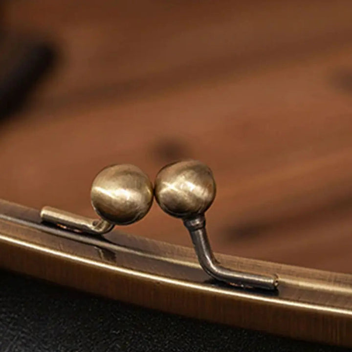 ATHISA | VINTAGE-INSPIRED LEATHER CROSSBODY BAG