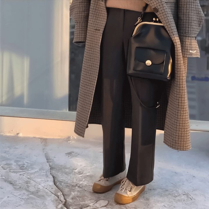 ATHISA | VINTAGE-INSPIRED LEATHER CROSSBODY BAG