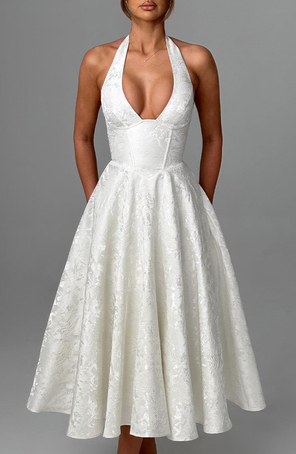 OPHELIA | CHIC V-NECK BACKLESS DRESS